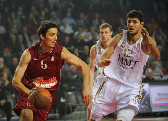 [西甲]巴萨制造禁区混战 亚马尔捅射破门