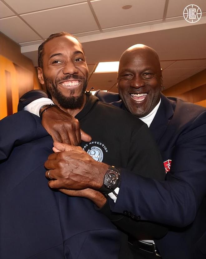 引得全场欢呼！末节剩4分钟森林狼大比分领先 英格尔斯登场