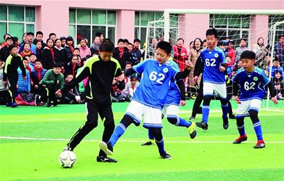 发生了什么？凤凰组合新年首秀 对手打了七分钟2-14落后退赛＂