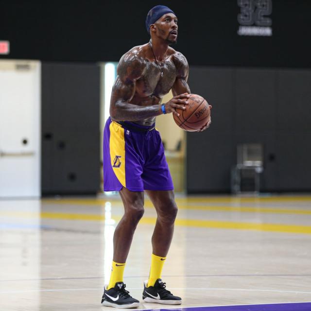 王楚钦、向鹏担任颁奖嘉宾 为青少年小朋友颁奖 全场沸腾了