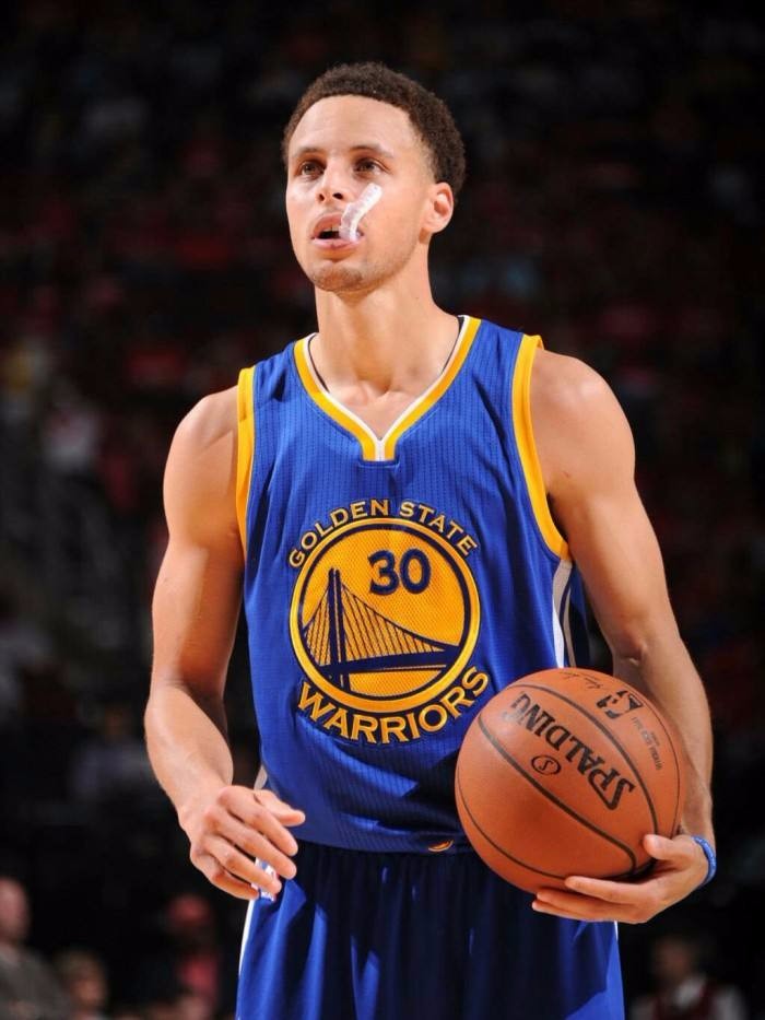 欧冠2-1逆转！巴萨天降神兵：后卫3分钟梅开二度创历史，逼近前八