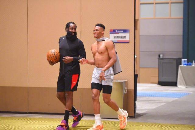 为什么球员在接捕到最后一个出局数后习惯性通过滑草动作庆祝