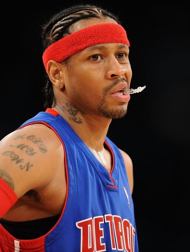 老鹰否认三换一，交易市场全线撤退！浓眉的伤，让独行侠的算盘已经落空