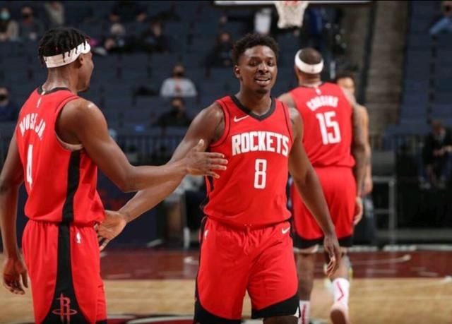 孙颖莎的身体柔韧性太好了，膝盖不弯，就这样直下去系鞋带，没几个人能做到吧